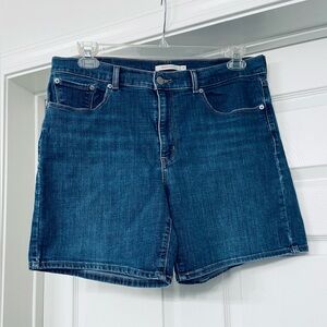Levi’s Classic Woman’s Jean Shorts Size 31